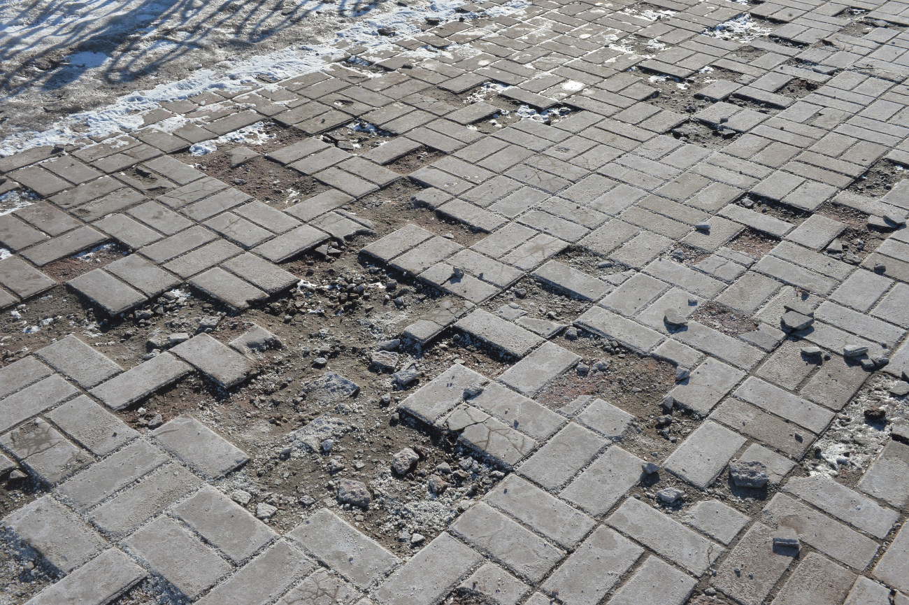 На Оболонской набережной в Киеве рассыпалась плитка