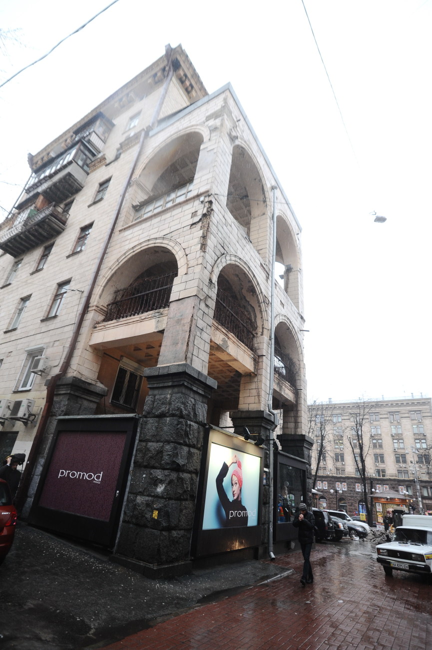 На Крещатике в Киеве с домов падает плитка