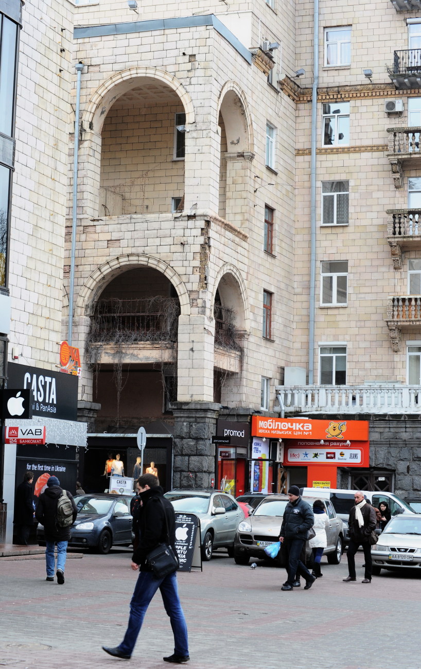 На Крещатике в Киеве с домов падает плитка