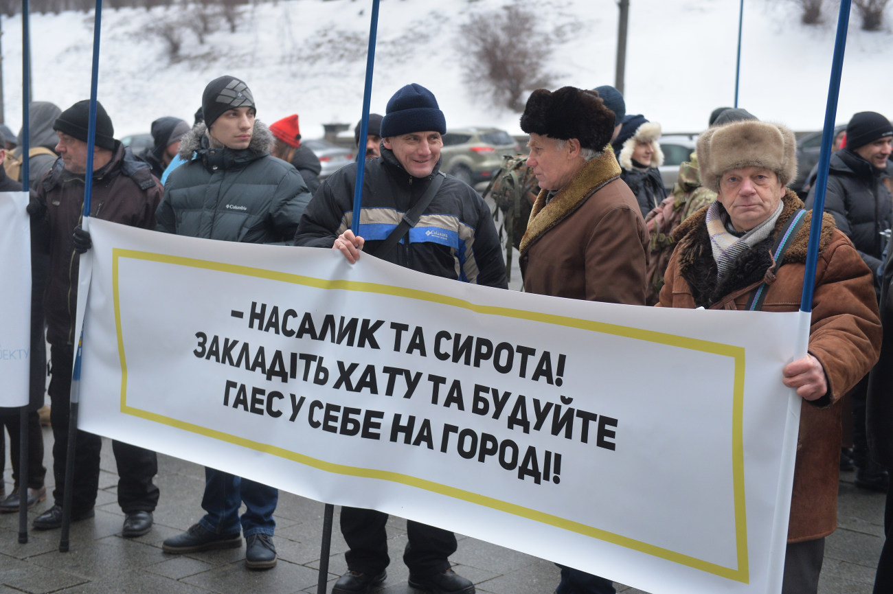 Активисты требовали у Гройсмана не возобновлять строительство Каневской ГАЭС