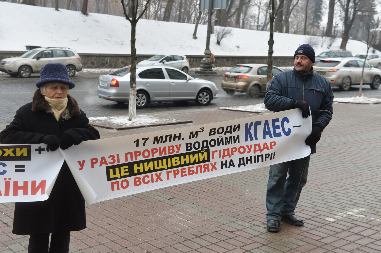 Активисты требовали у Гройсмана не возобновлять строительство Каневской ГАЭС