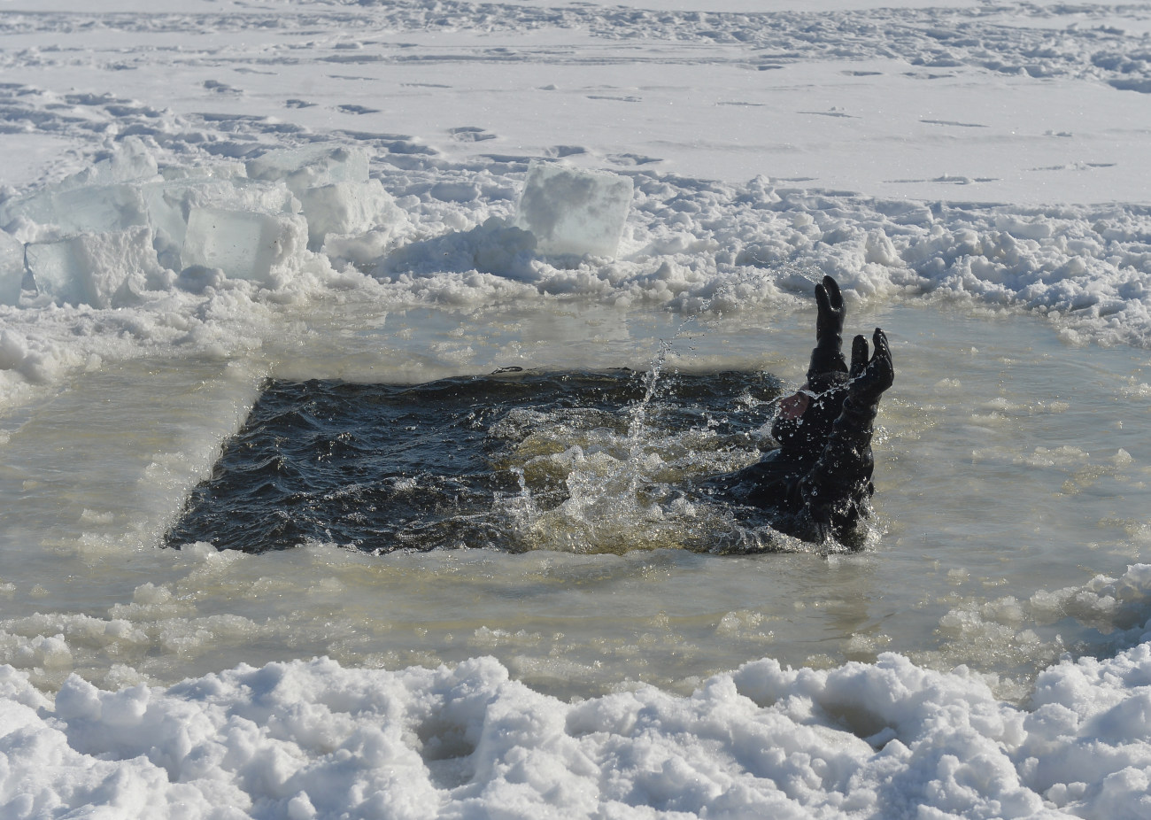 В Киеве инспекторы рыбоохранного патруля объяснили рыбакам, как вести себя на льду