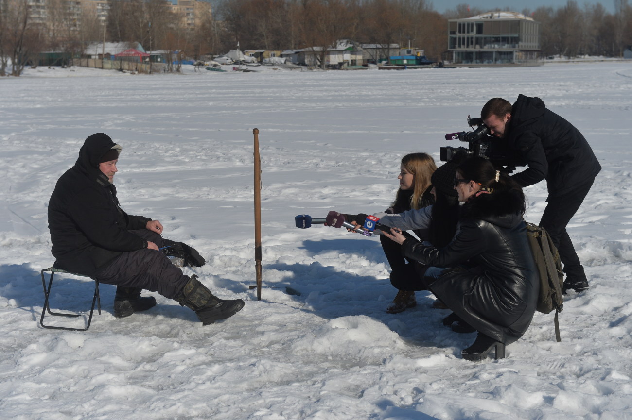 В Киеве инспекторы рыбоохранного патруля объяснили рыбакам, как вести себя на льду