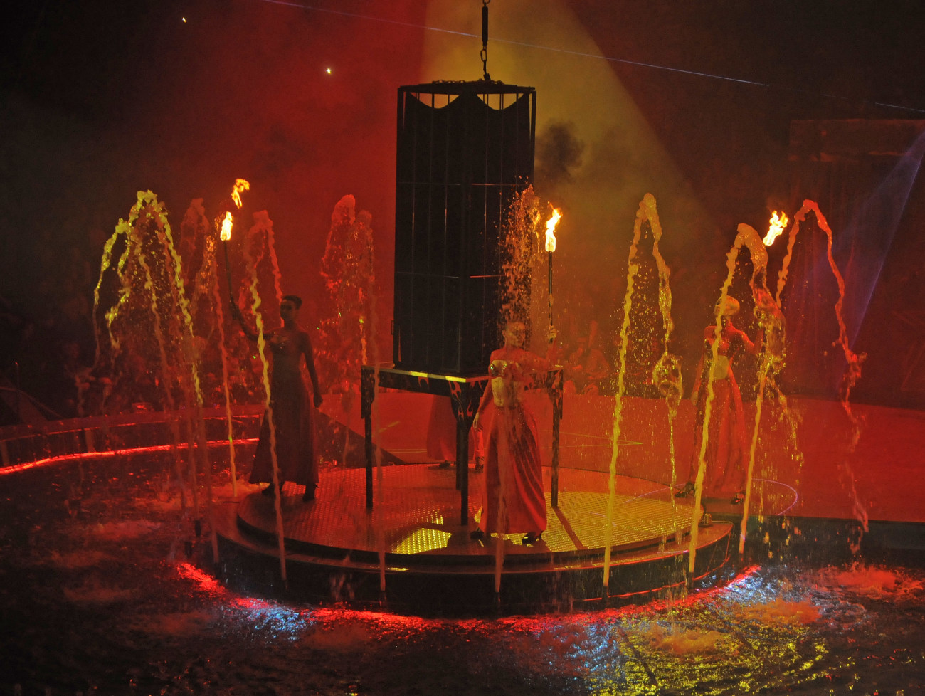 Национальный цирк Украины представил новую программу «Вода и огонь»
