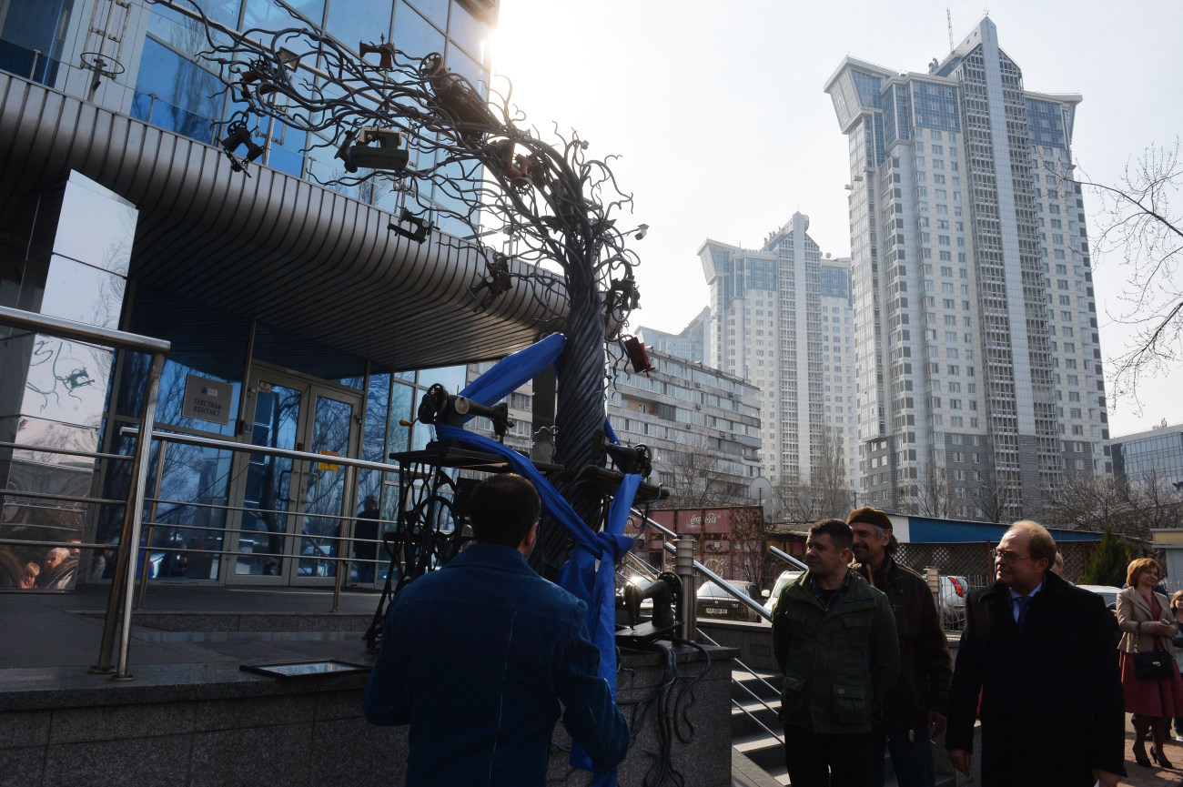 В Киеве появилось швейное дерево