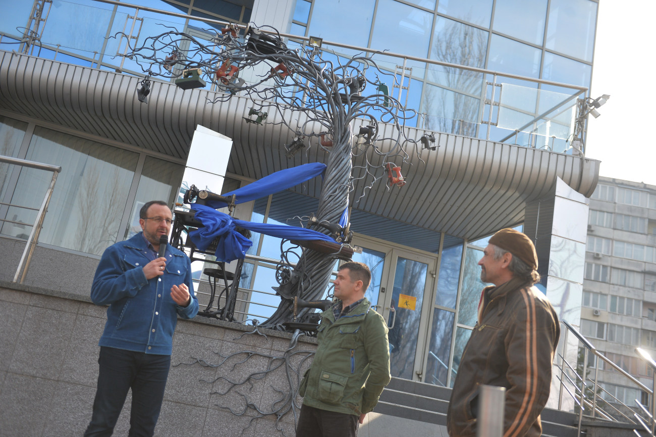 В Киеве появилось швейное дерево