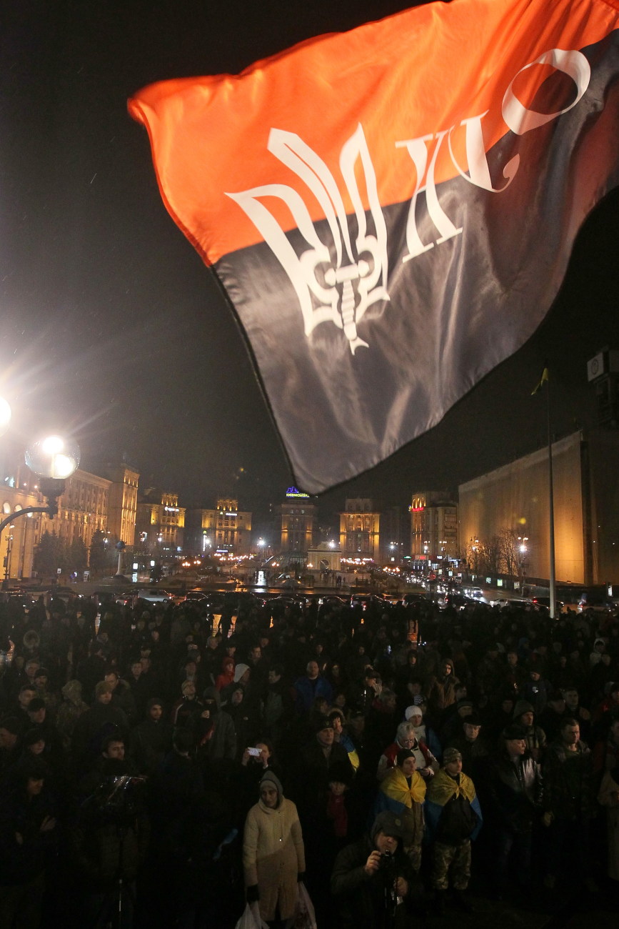 В центре Киева участники Марша добровольцев разгромили банк и устроили потасовку