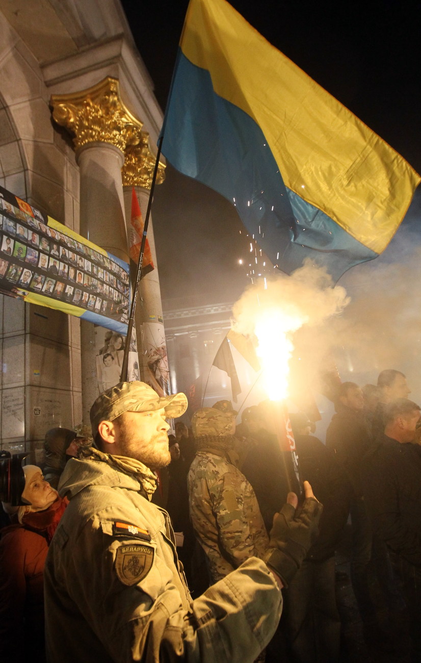 В центре Киева участники Марша добровольцев разгромили банк и устроили потасовку