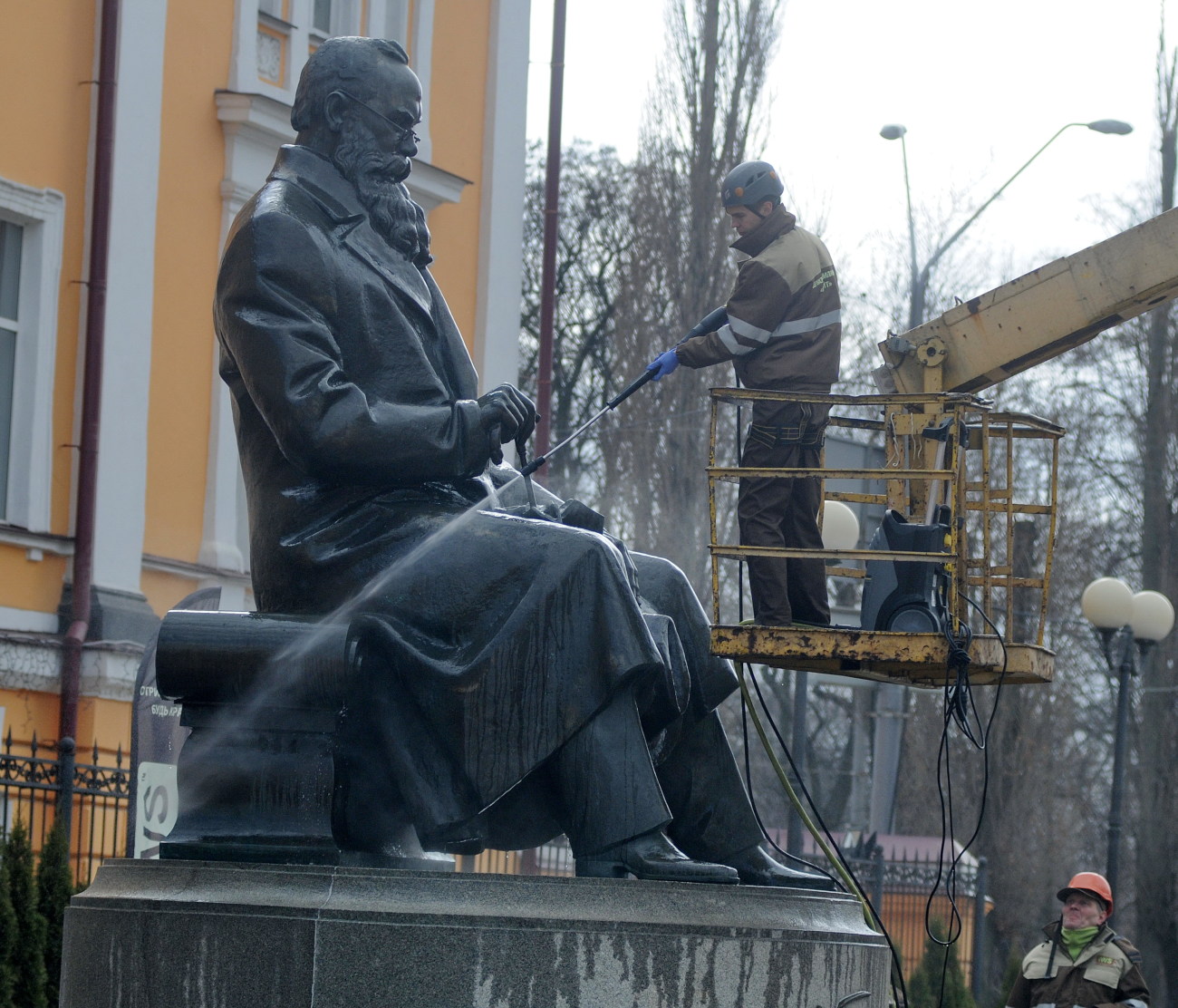 В Киеве помыли памятник Михаилу Грушевскому