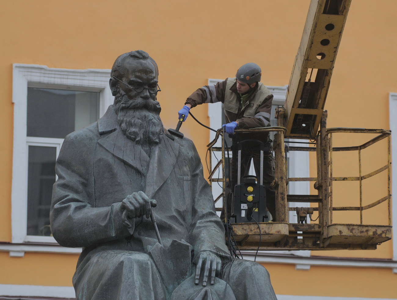 В Киеве помыли памятник Михаилу Грушевскому