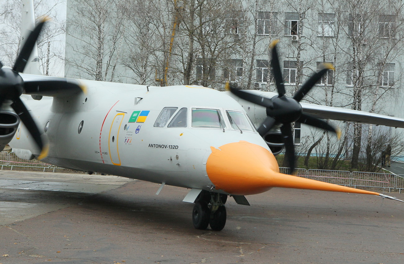 Новый многоцелевой грузовой самолет Ан-132Д совершил свой первый полет
