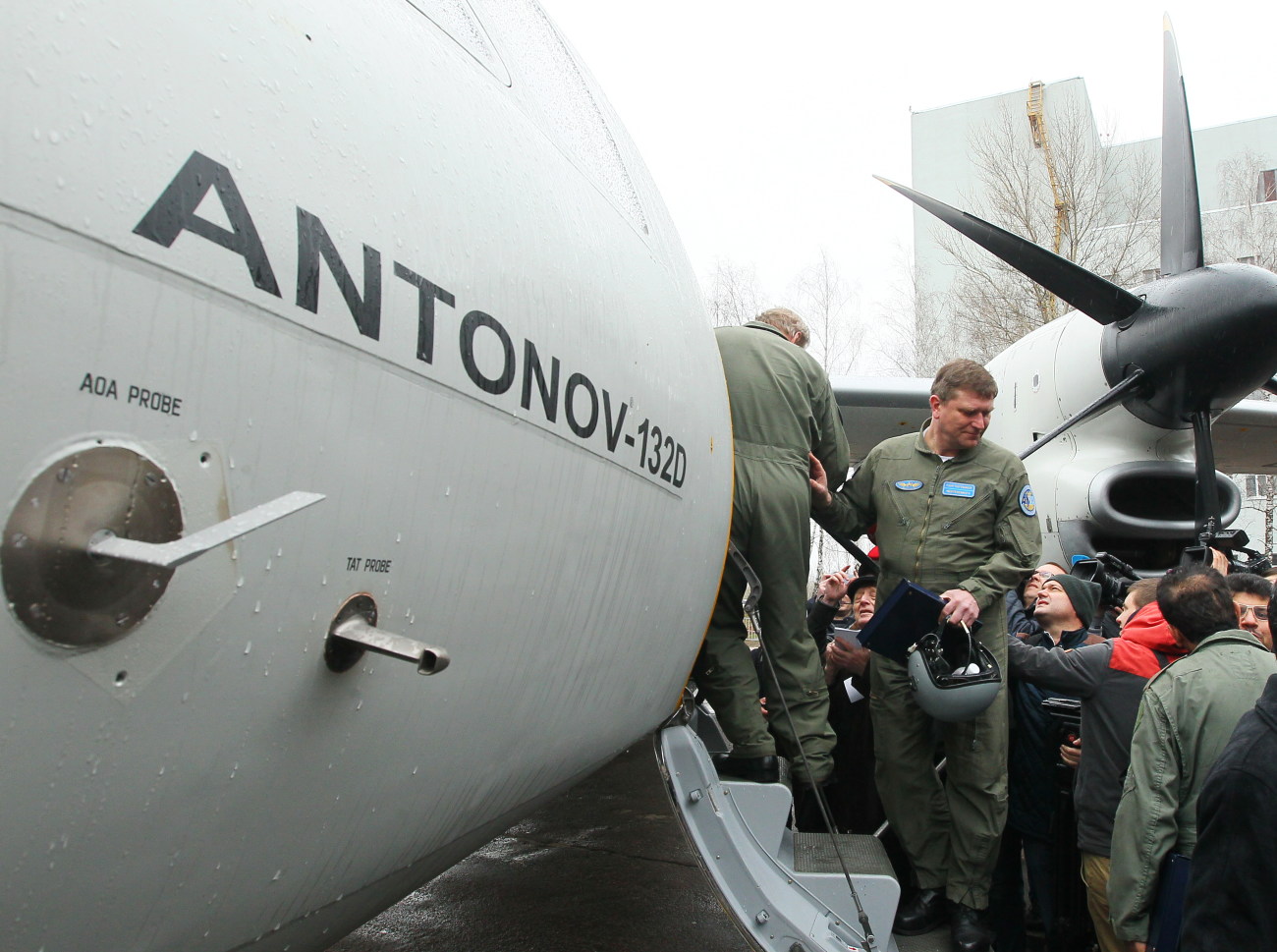 Новый многоцелевой грузовой самолет Ан-132Д совершил свой первый полет