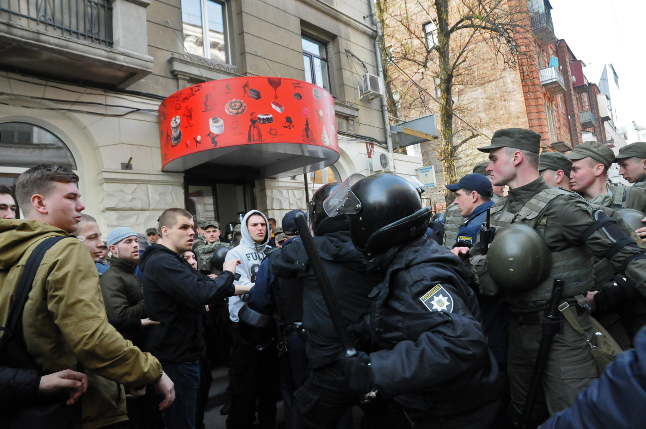 В центре Харькова заблокировали Сбербанк