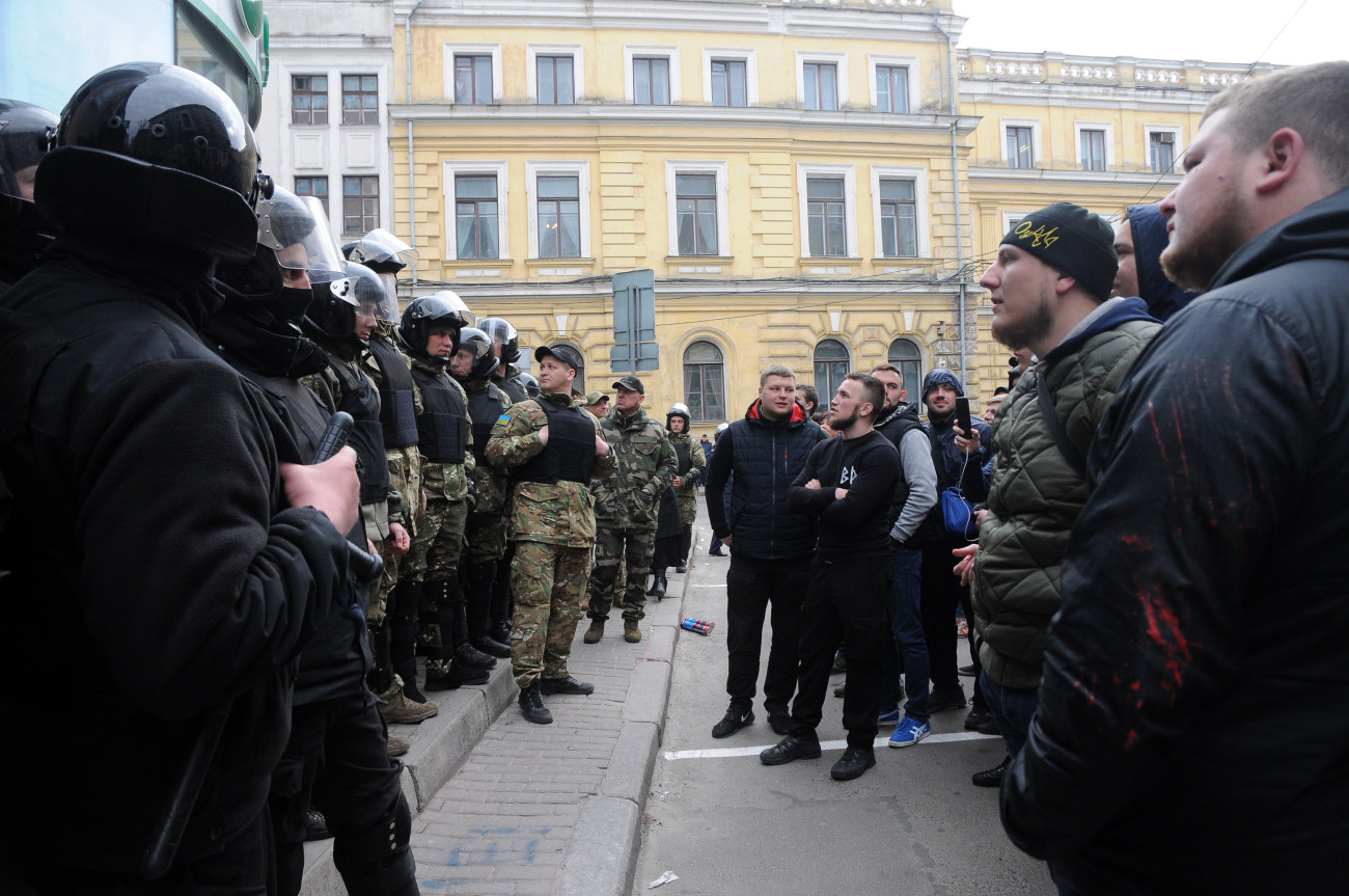 В центре Харькова заблокировали Сбербанк