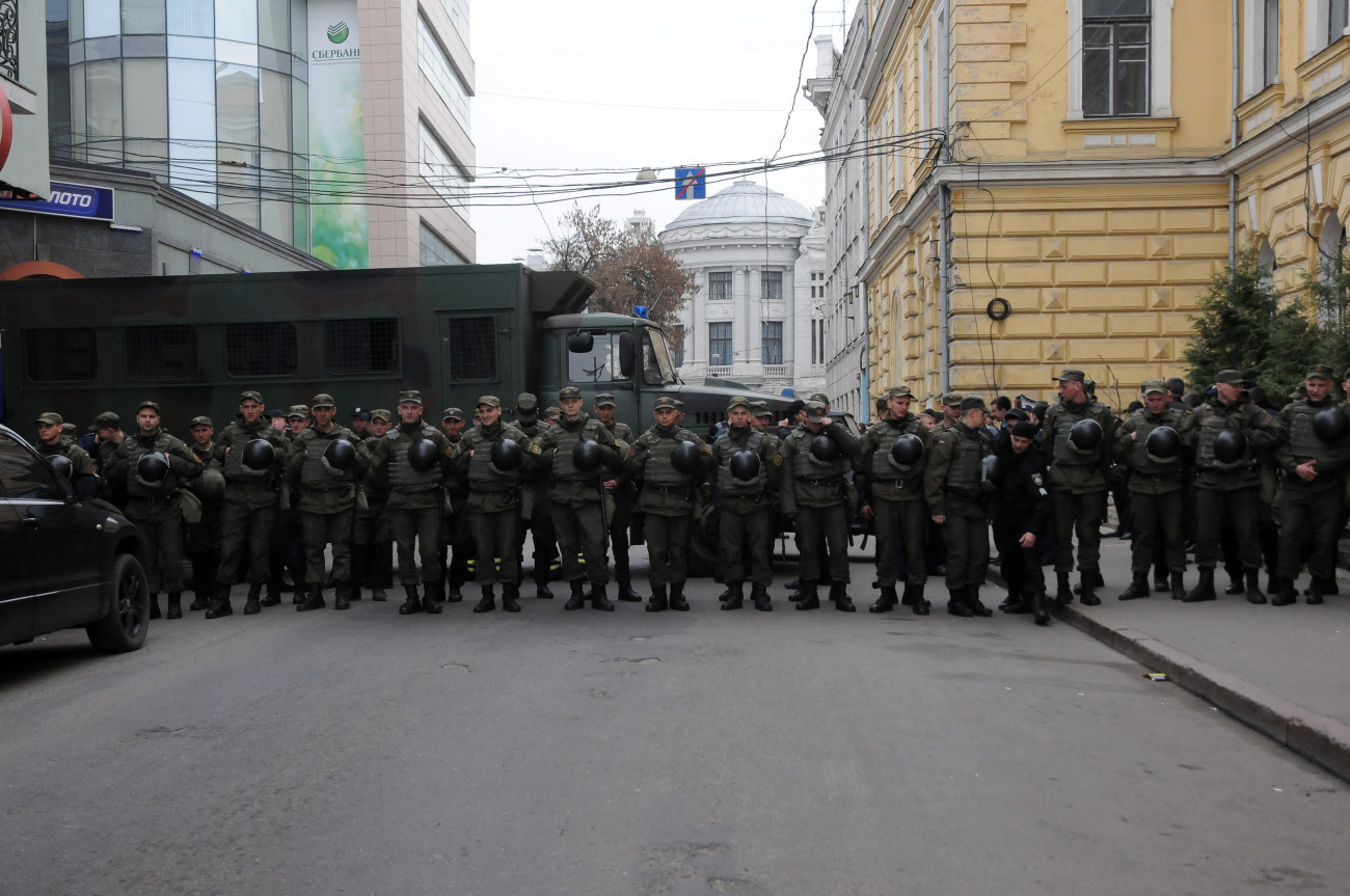 В центре Харькова заблокировали Сбербанк