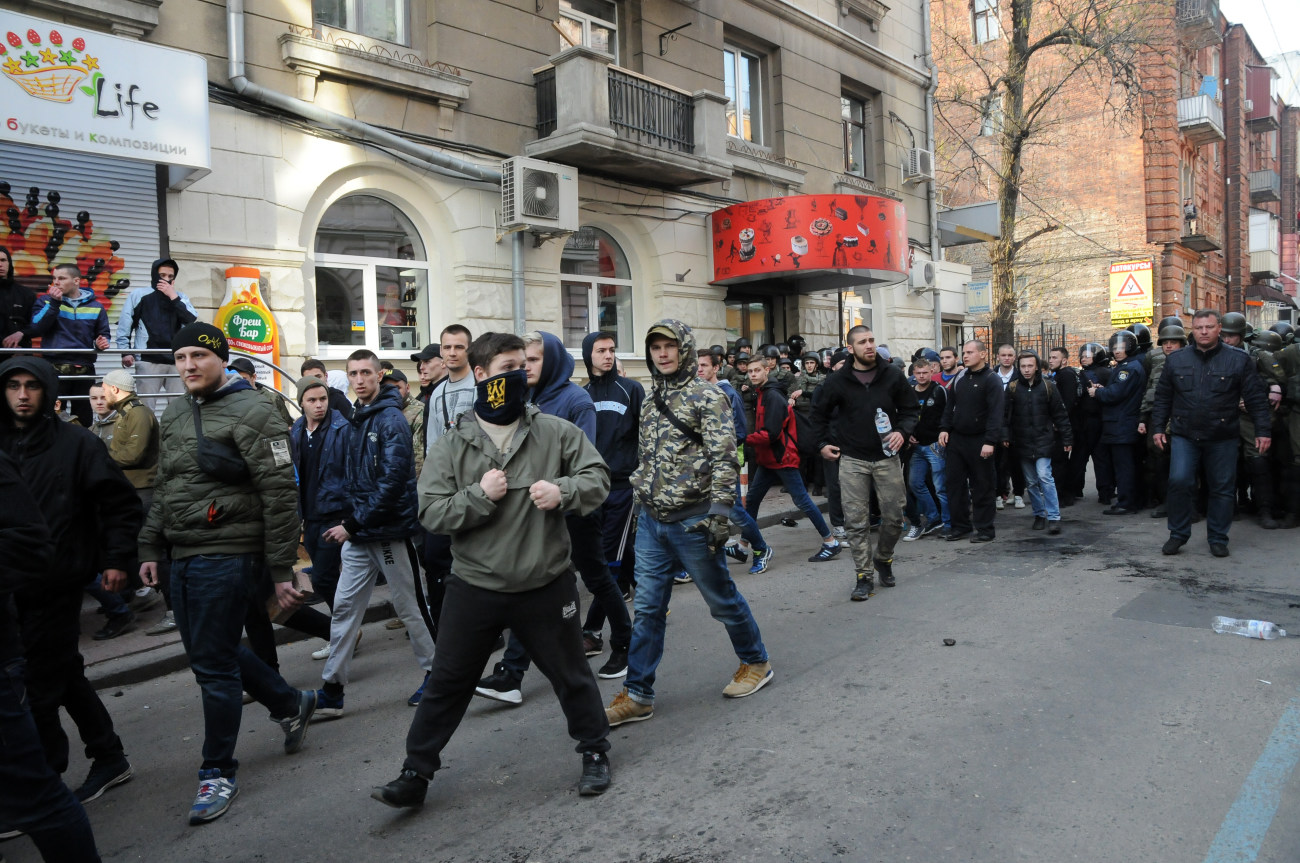 В центре Харькова заблокировали Сбербанк