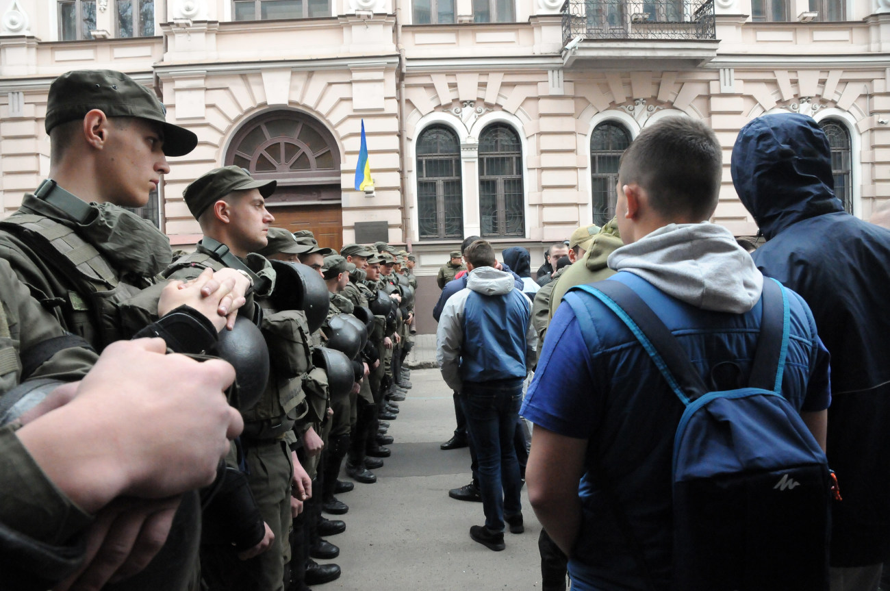 В центре Харькова заблокировали Сбербанк