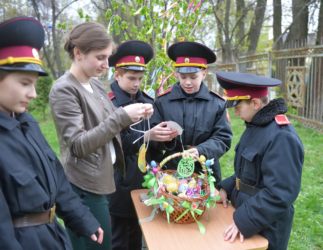 В Киеве богуновцы и барышни учились делать писанки и создали Пасхальное дерево