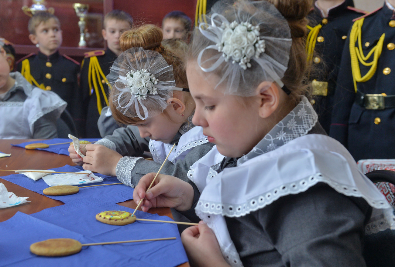 В Киеве богуновцы и барышни учились делать писанки и создали Пасхальное дерево