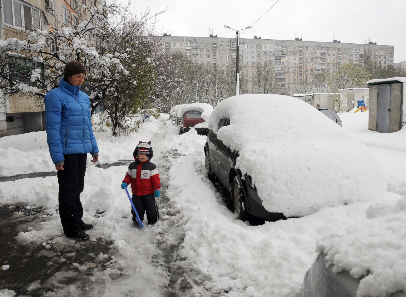 Снегопад в Харькове: 40 многоэтажек остались без света