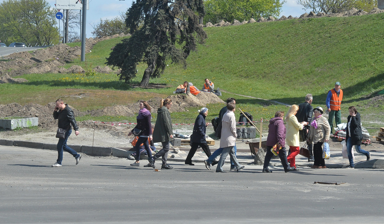 Киевляне жалуются на качество ремонта пешеходных дорог возле метро «Левобережная», КГГА разберется с этим позже