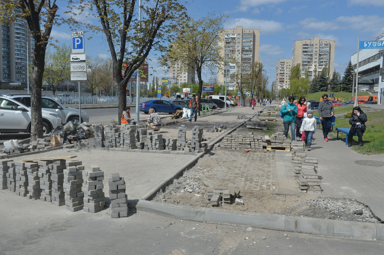 Киевляне жалуются на качество ремонта пешеходных дорог возле метро «Левобережная», КГГА разберется с этим позже