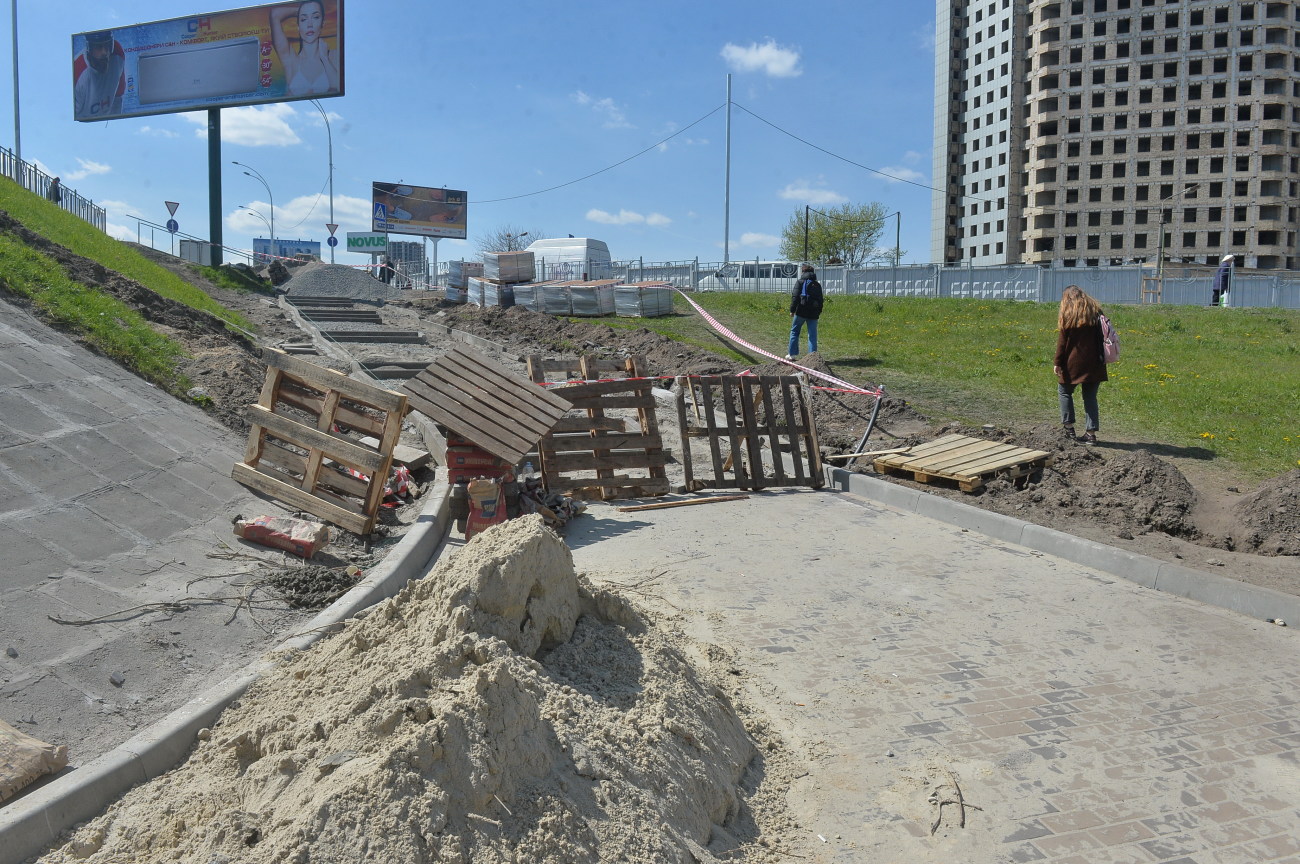 Киевляне жалуются на качество ремонта пешеходных дорог возле метро «Левобережная», КГГА разберется с этим позже