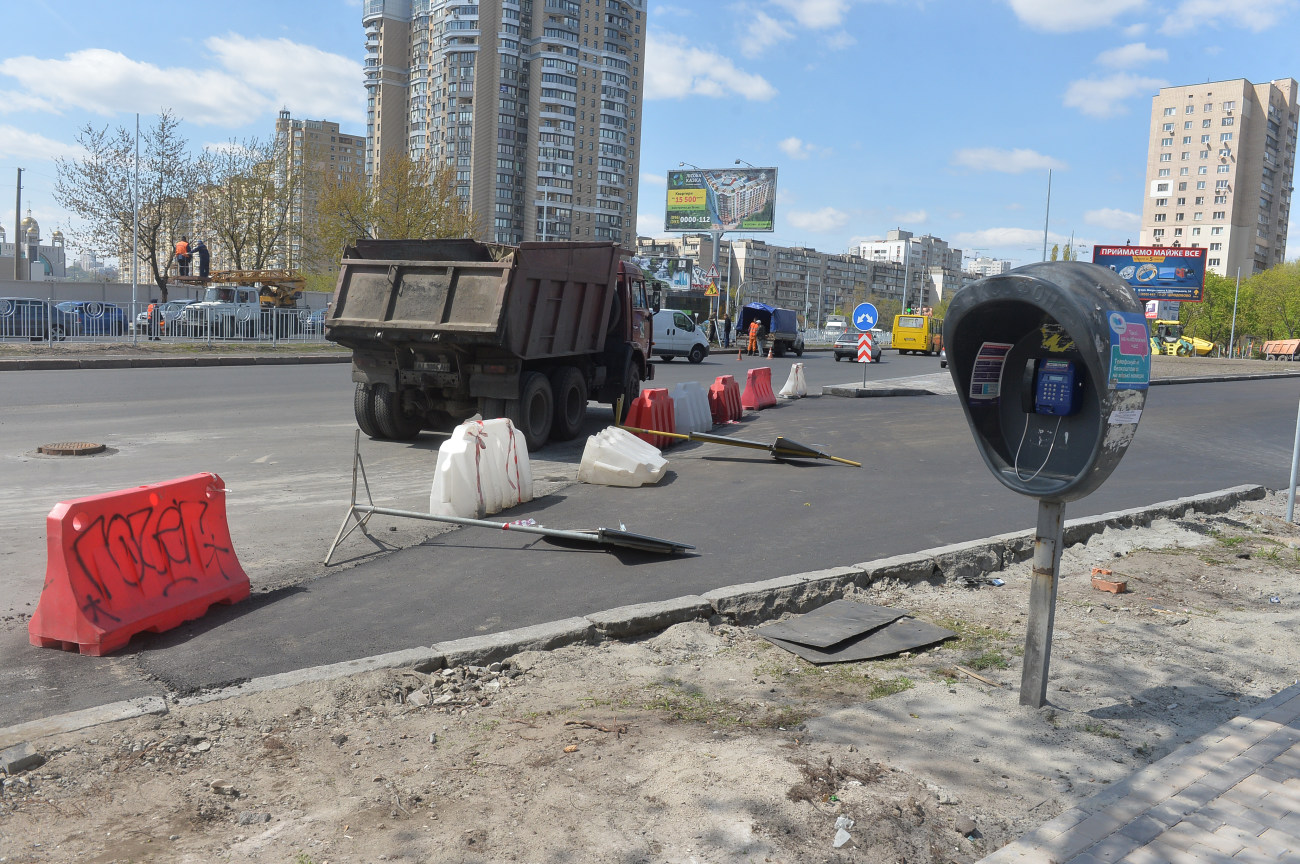 Киевляне жалуются на качество ремонта пешеходных дорог возле метро «Левобережная», КГГА разберется с этим позже