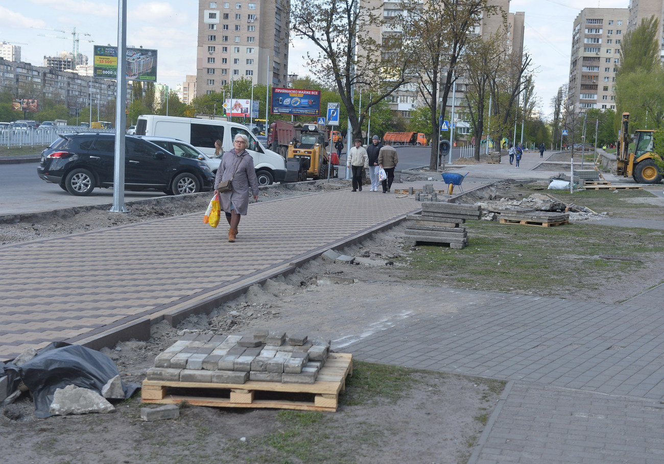 Киевляне жалуются на качество ремонта пешеходных дорог возле метро «Левобережная», КГГА разберется с этим позже