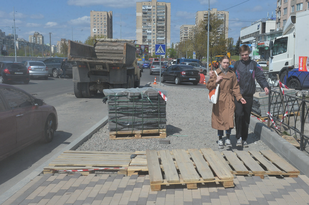 Киевляне жалуются на качество ремонта пешеходных дорог возле метро «Левобережная», КГГА разберется с этим позже