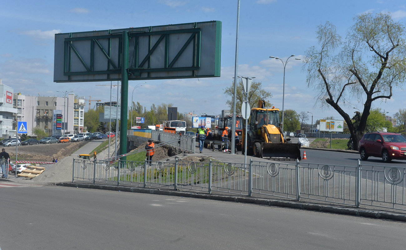 Киевляне жалуются на качество ремонта пешеходных дорог возле метро «Левобережная», КГГА разберется с этим позже