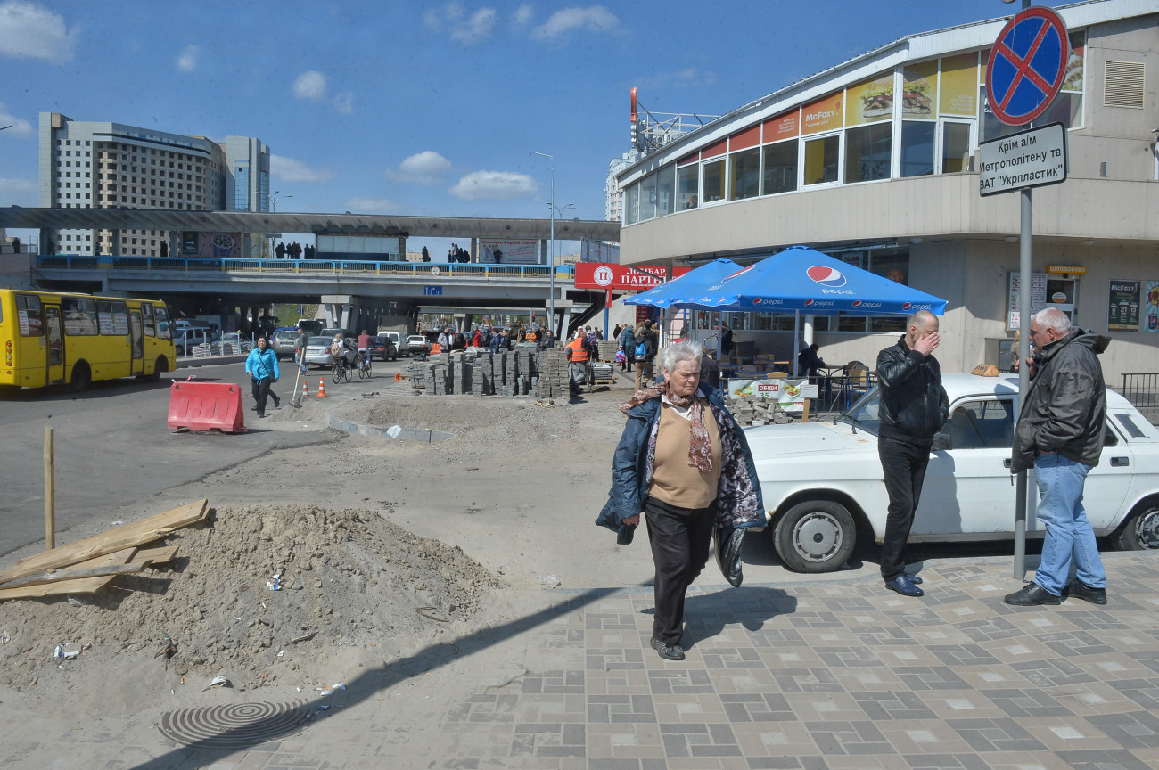 Киевляне жалуются на качество ремонта пешеходных дорог возле метро «Левобережная», КГГА разберется с этим позже