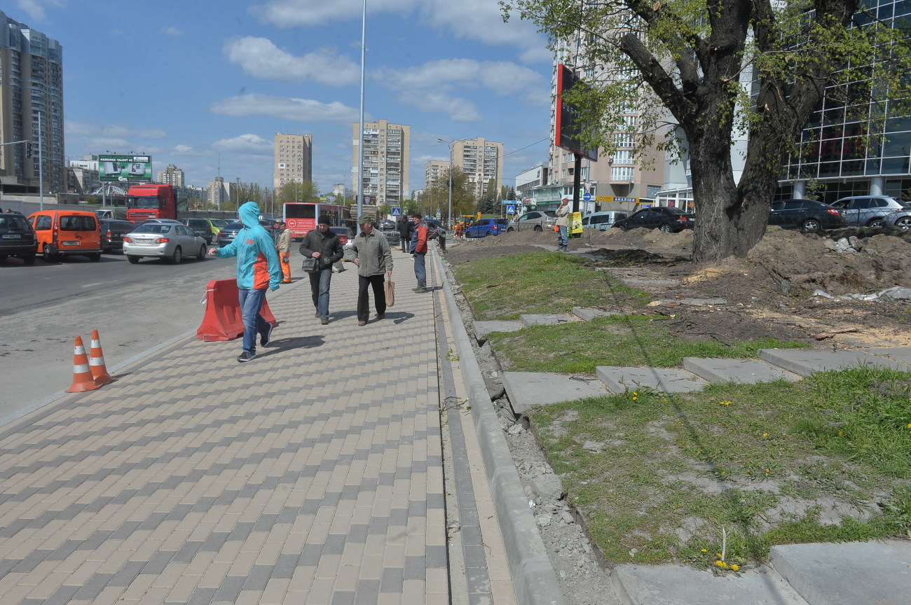 Киевляне жалуются на качество ремонта пешеходных дорог возле метро «Левобережная», КГГА разберется с этим позже