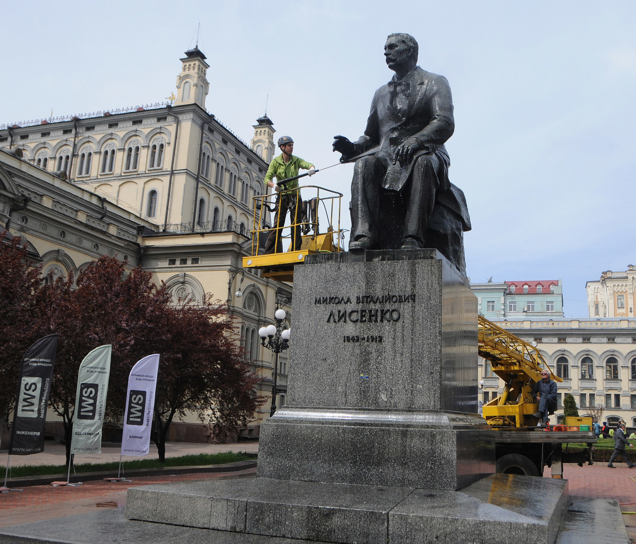 Монумент Николаю Лысенко «принимает» эстафету «Помой памятник»