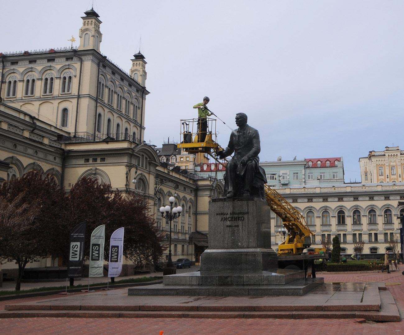 Монумент Николаю Лысенко «принимает» эстафету «Помой памятник»