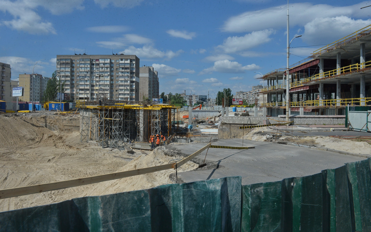 Стройка на станции метро «Героев Днепра»: торговый центр уже достиг нескольких этажей, кругом все разрыто