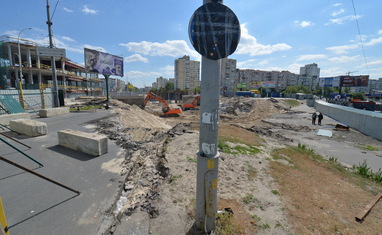 Стройка на станции метро «Героев Днепра»: торговый центр уже достиг нескольких этажей, кругом все разрыто