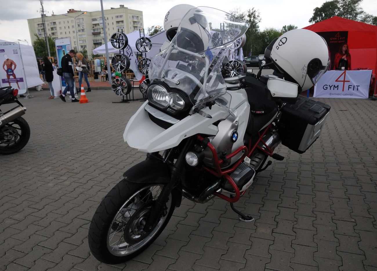 В Харькое проходит крупнейшая встреча поклонников автомобилей и мотоциклов известного автомобильного бренда