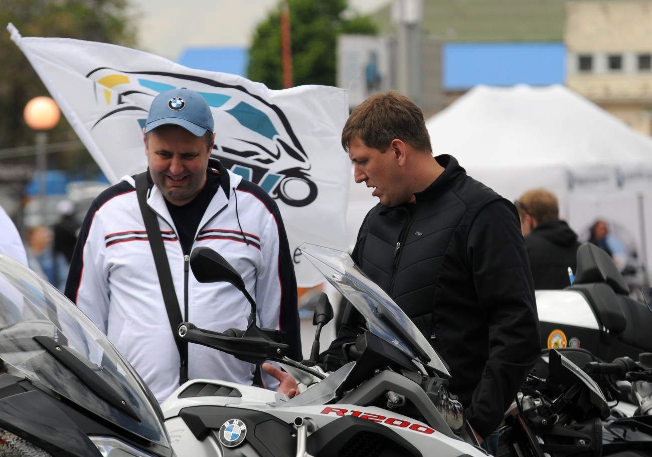 В Харькое проходит крупнейшая встреча поклонников автомобилей и мотоциклов известного автомобильного бренда