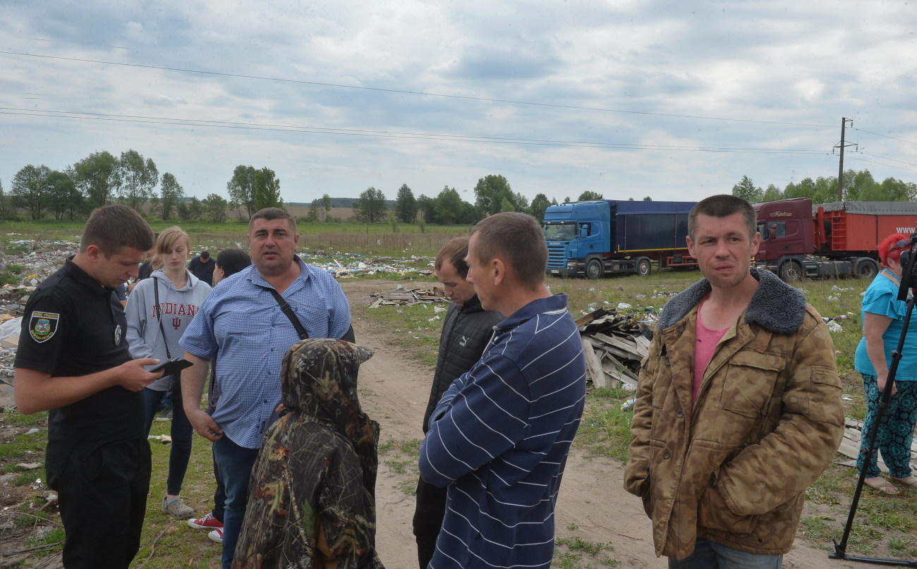 Мусор от Садового обнаружили уже в Макаровском районе под Киевом: жители протестуют