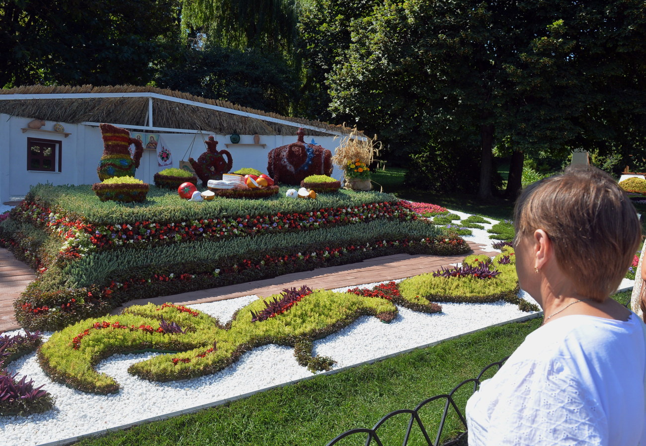 На Певческом поле в Киеве проходит выставка цветов «Украинское. Свое. Особенное. V.S. Очень особенное»