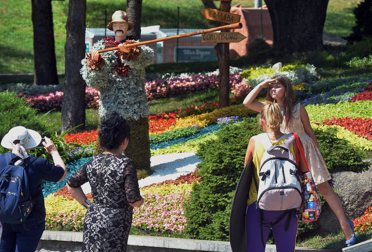 На Певческом поле в Киеве проходит выставка цветов «Украинское. Свое. Особенное. V.S. Очень особенное»