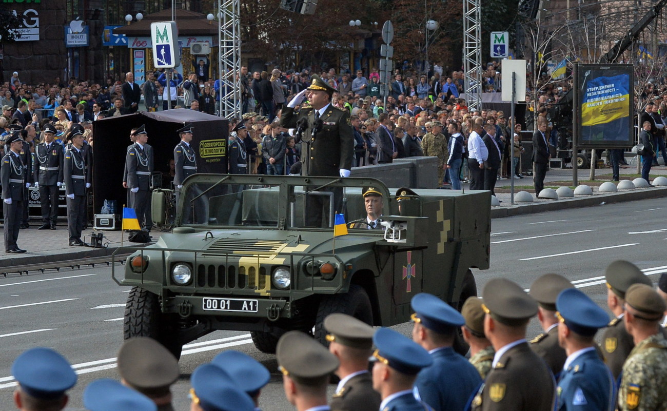 Парад ко Дню Независимости в Киеве: зрители скучали без военной техники, короткая речь Порошенко и очереди