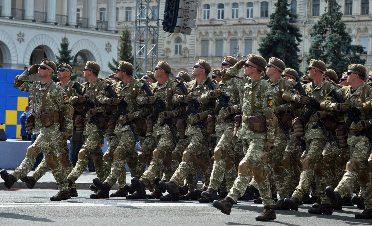 Парад ко Дню Независимости в Киеве: зрители скучали без военной техники, короткая речь Порошенко и очереди