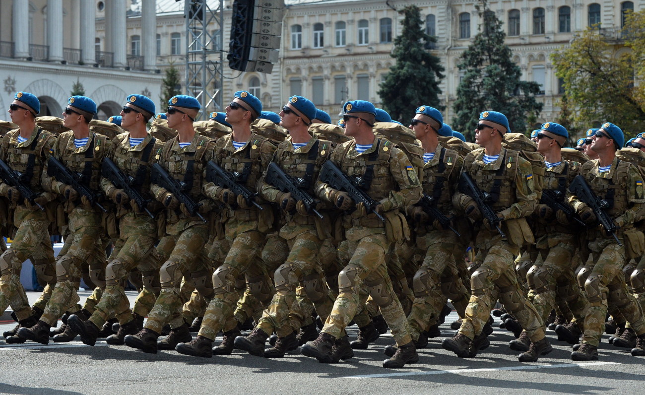 Парад ко Дню Независимости в Киеве: зрители скучали без военной техники, короткая речь Порошенко и очереди