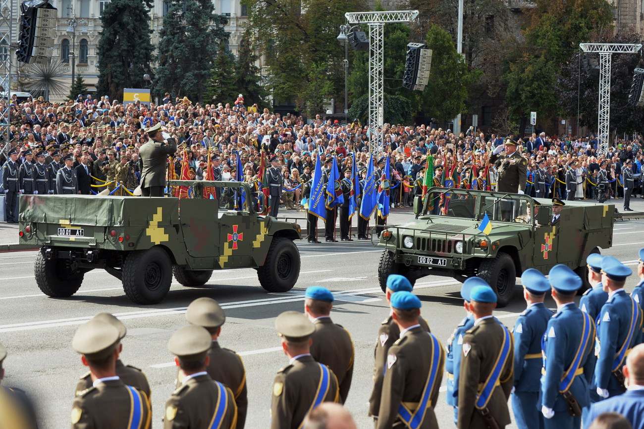 Парад ко Дню Независимости в Киеве: зрители скучали без военной техники, короткая речь Порошенко и очереди