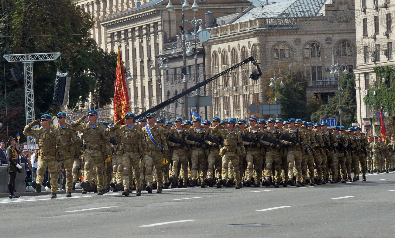 Парад ко Дню Независимости в Киеве: зрители скучали без военной техники, короткая речь Порошенко и очереди