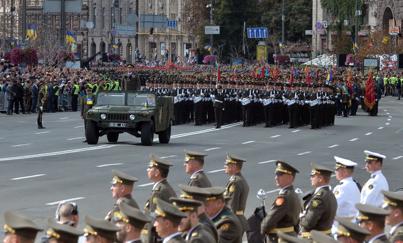 Парад ко Дню Независимости в Киеве: зрители скучали без военной техники, короткая речь Порошенко и очереди