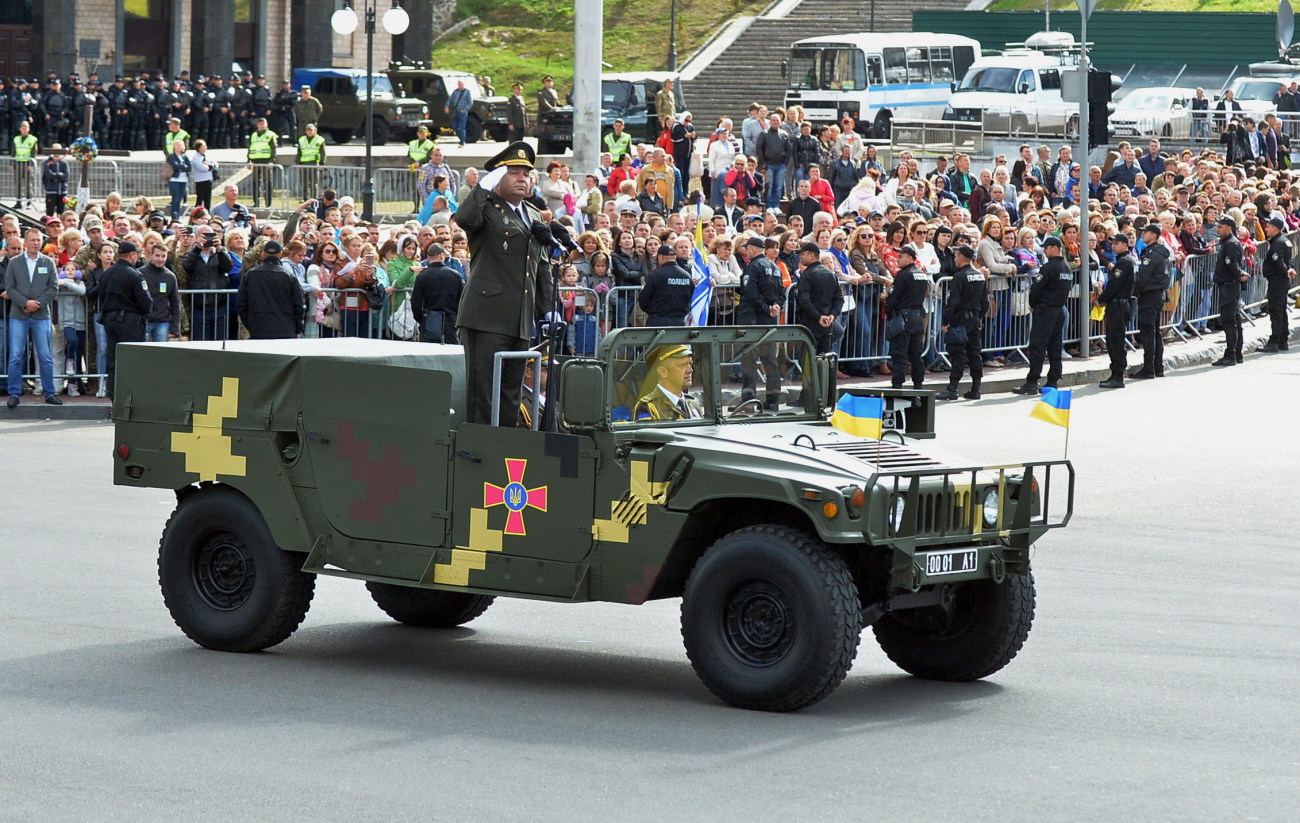 Парад ко Дню Независимости в Киеве: зрители скучали без военной техники, короткая речь Порошенко и очереди