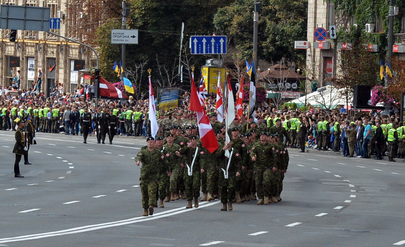 Парад ко Дню Независимости в Киеве: зрители скучали без военной техники, короткая речь Порошенко и очереди